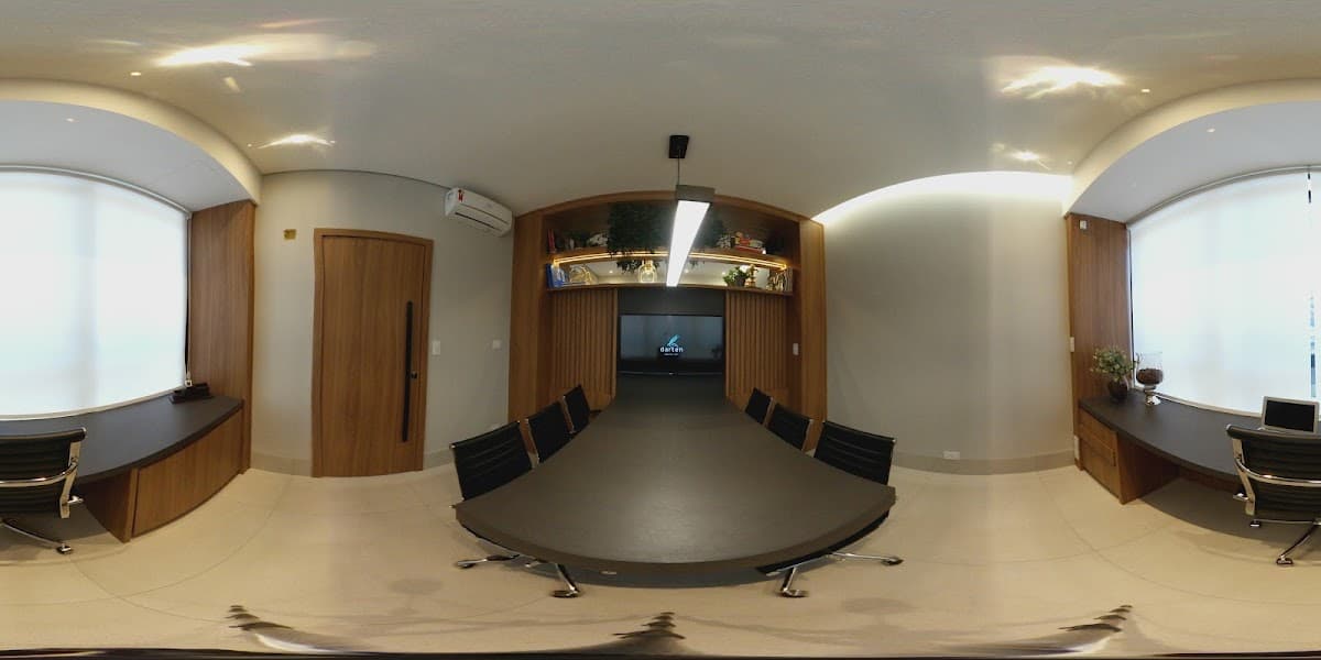 Recepção moderna e bem iluminada com móveis de madeira.