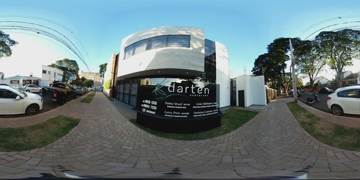 Doutora examinando paciente com atenção