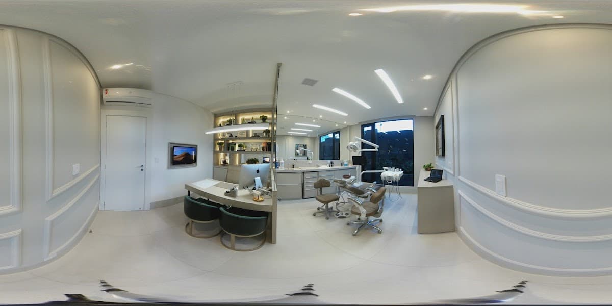 Ambiente moderno e bem iluminado de uma clínica odontológica.