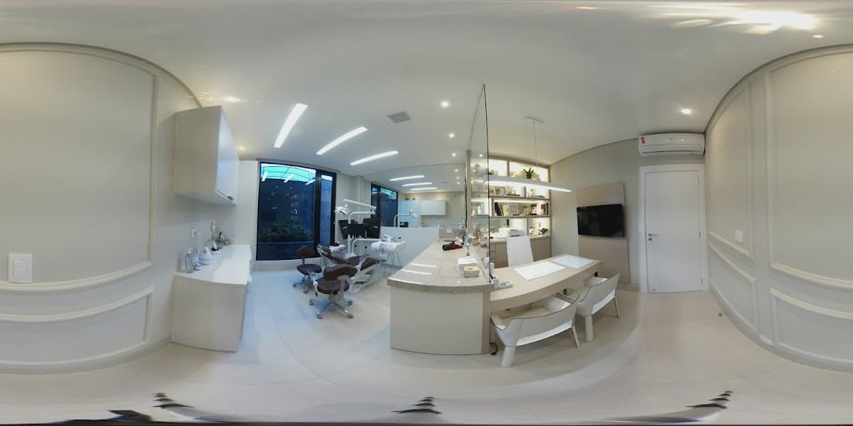 Ambiente moderno e limpo, com boa iluminação.